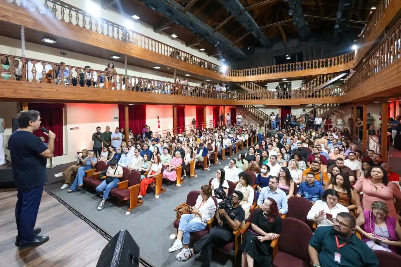 foto aberta da plateia do teatro são josé durante o evento